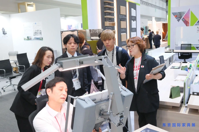 创始人在东京国际家具展向人介绍产品